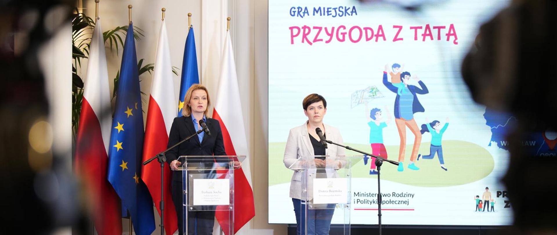 dwie kobiety przy mównicach a za nimi flaga polski i unii europejskiej 