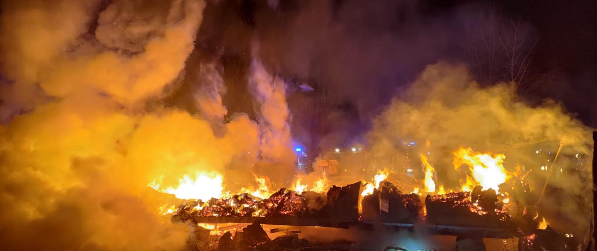 Widać ogień, jest noc