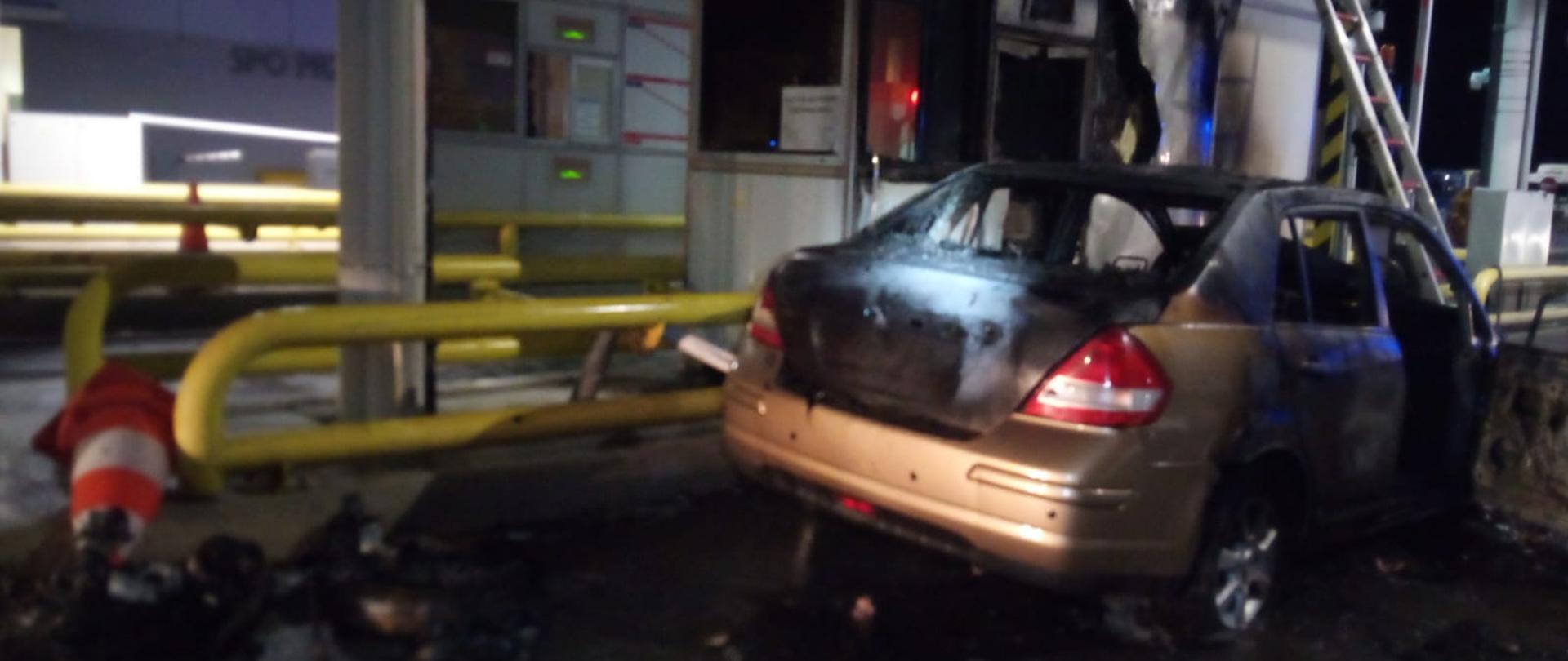 Pożar samochodu osobowego oraz pomieszczenia punktu poboru opłat na węźle Brzeg