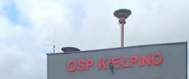 Widoczny na zdjęciu samochód ratowniczo-gaśniczy z OSP Kiełpino stojący przed remizą