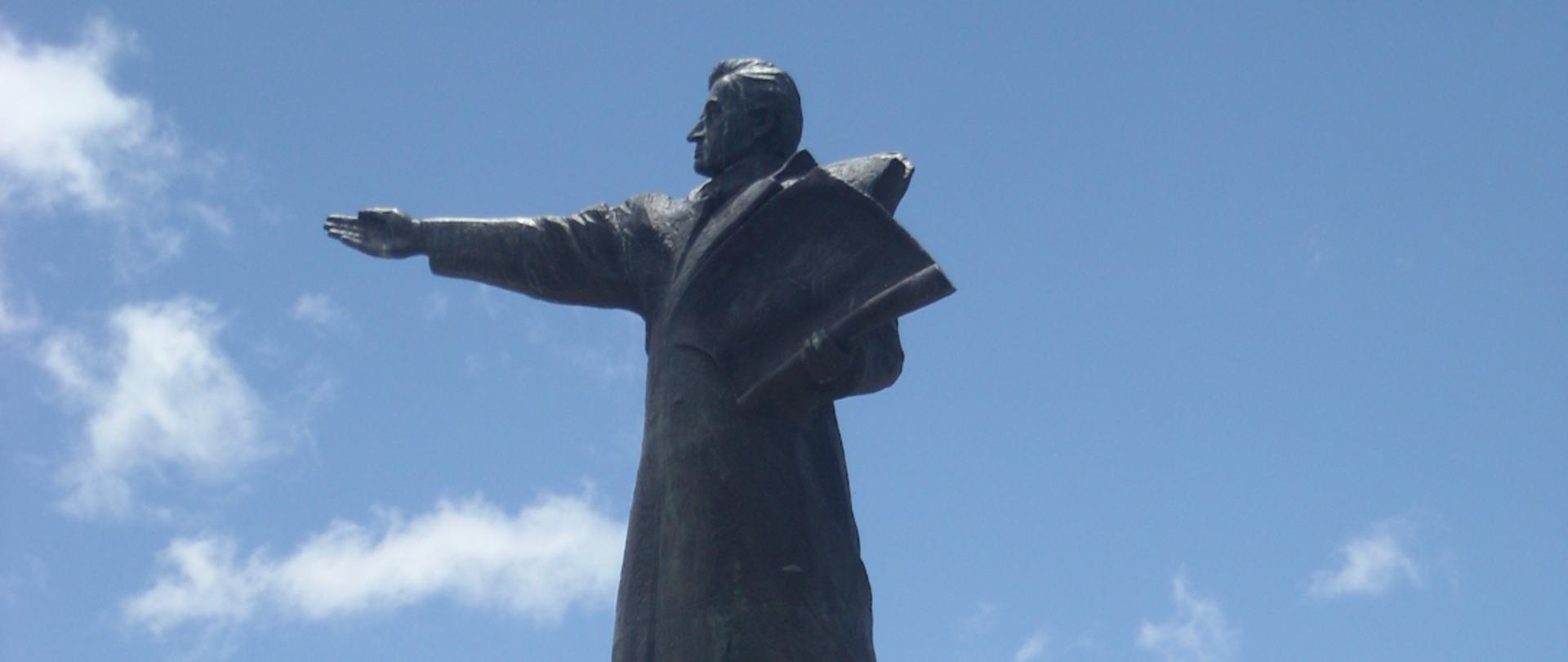 na tle nieba Pomnik Pawła Edmunda Strzeleckiego