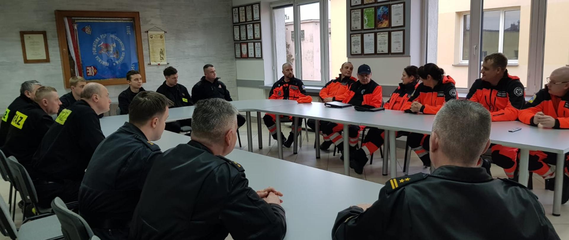 Na zdjęciu strażacy oraz ratownicy medyczni podczas spotkania w Komendzie Powiatowej PSP