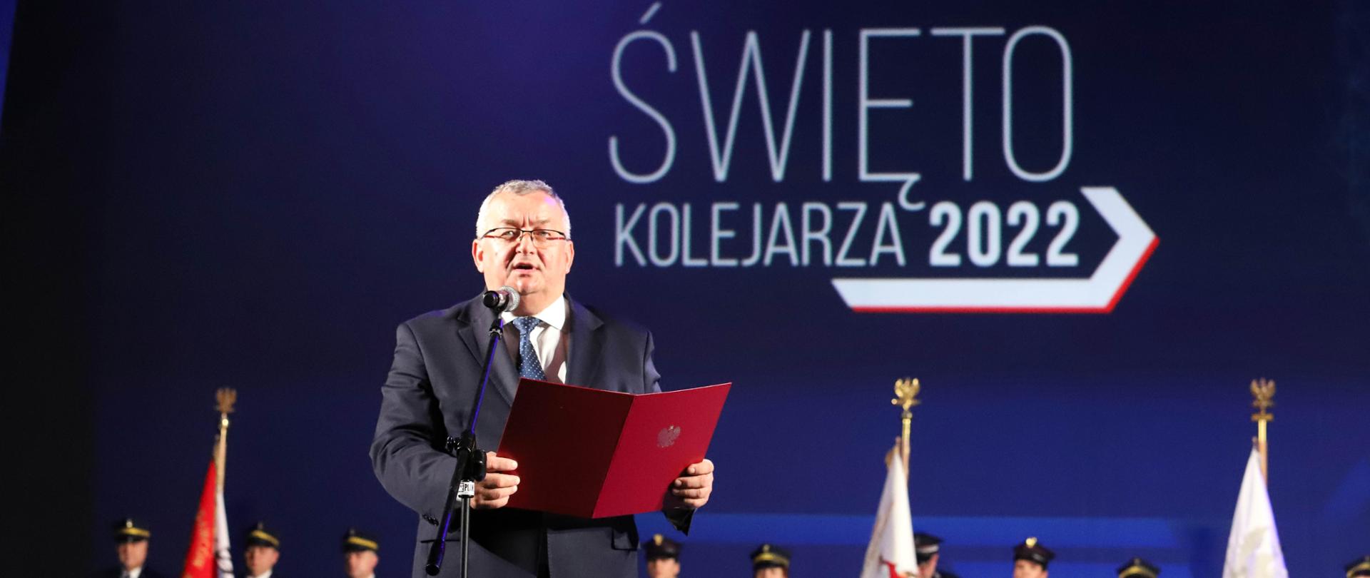 Minister infrastruktury Andrzej Adamczyk przemawia w trakcie Święta Kolejarza 2022
