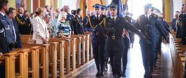 Na zdjęciu zaproszeni goście oraz kompania honorowa podczas Mszy Świętej