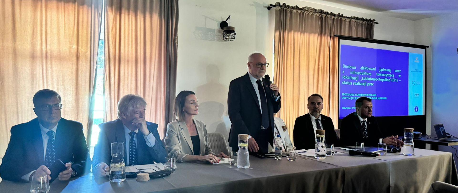 Na zdjęciu widnieje sześć osób. Pięciu mężczyzn i jedna kobieta. 