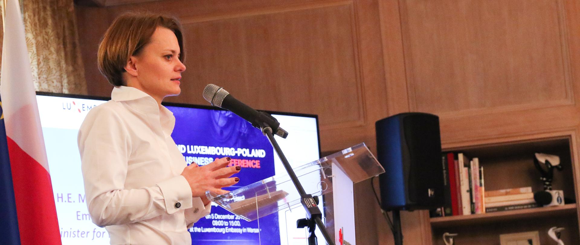 Minister Jadwiga Emilewicz podczas przemówienia.