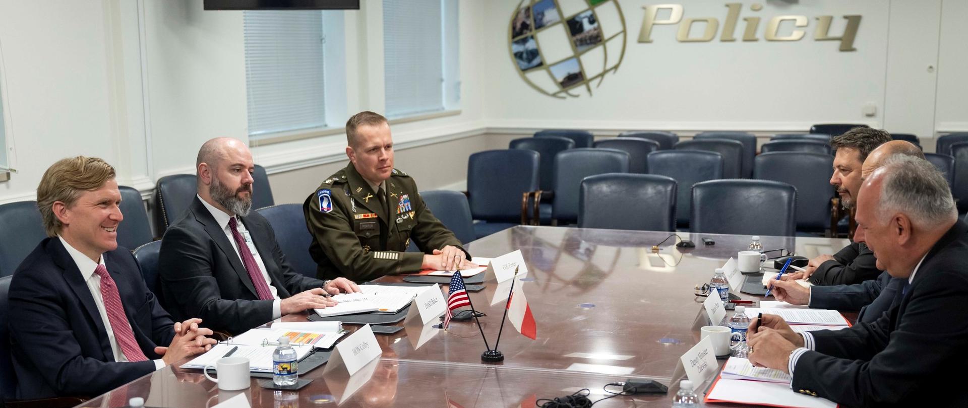 We wtorek, 13 maja br., w Waszyngtonie odbyło się spotkanie sekretarza obrony w MON P. Zalewskiego z Podsekretarzem Obrony ds. Polityki E. Colby. 