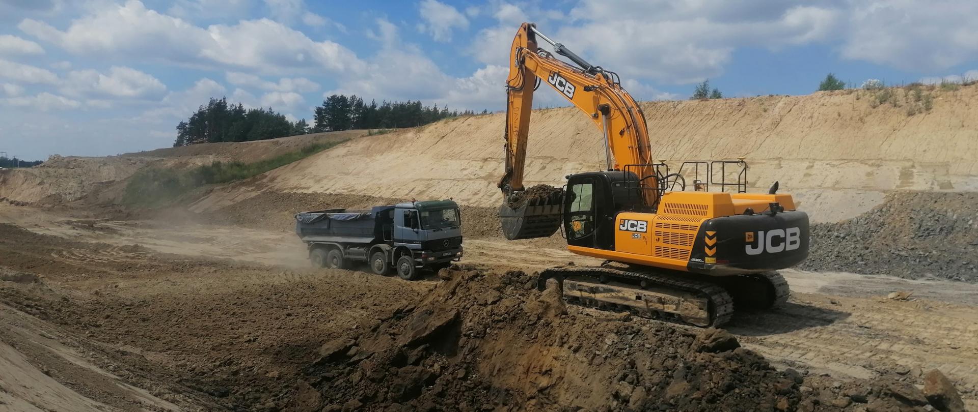 Zdjęcie przedstawia budowę obwodnicy Nowego Miasta Lubawskiego. Na zdjęciu widoczne są maszyny budowlane.