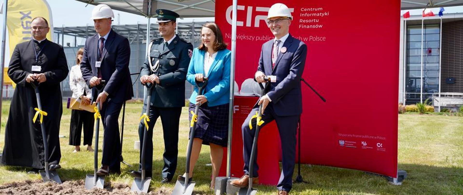 Konferencja MF na zdjęciu m.in. minister finansów Magdalena Rzeczkowska, szef KAS Bartosz Zbaraszczuk oraz dyrektor CIRF Hubert Gniadowicz na konferencji