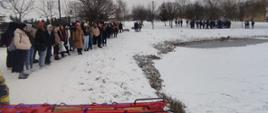 Zdjęcie przedstawia teren stawu przy ul. Toruńskiej, młodzież z klasy mundurowej Zespołu Szkół Rolnicze Centrum Kształcenia Ustawicznego w Przemystce oraz strażaków Komendy Powiatowej Państwowej Straży Pożarnej podczas ćwiczeń lodowych.