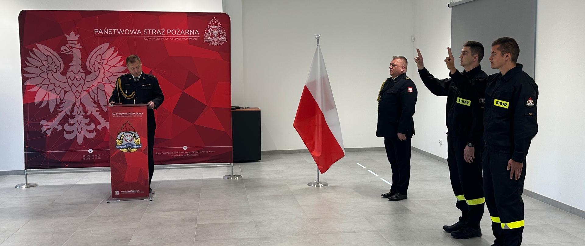 Strażacy podczas składania ślubowania.