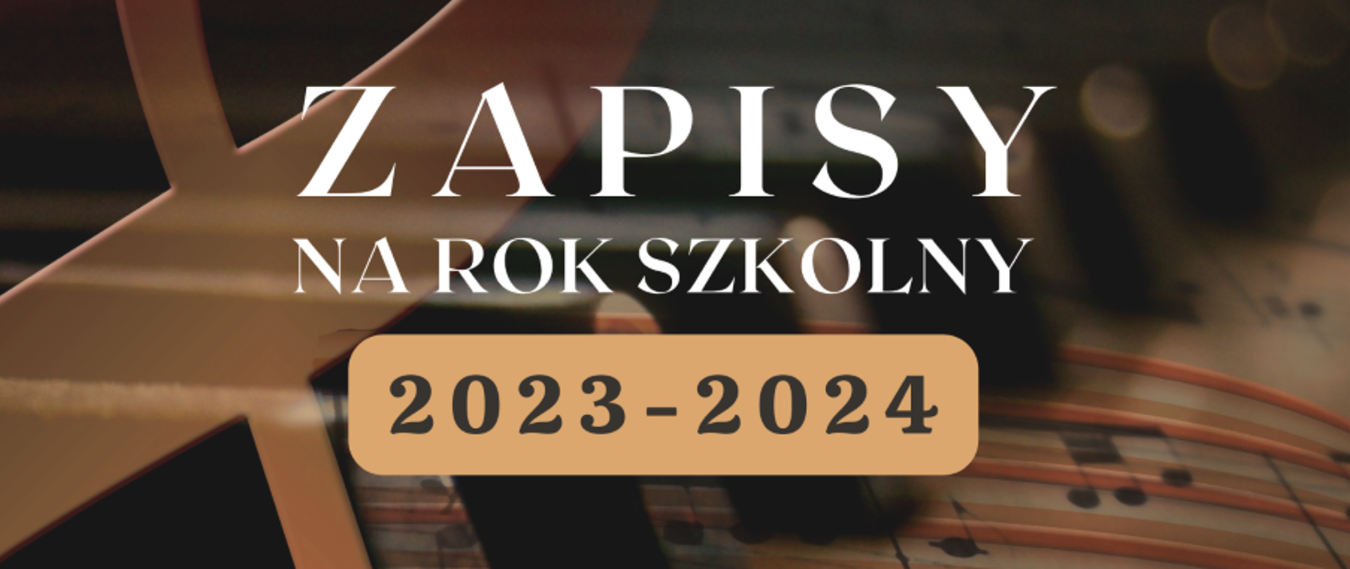 Prostokąt w odcieniach brązu i szarości. W tle karta z zapisem nutowym i duży symbol klucza wiolinowego. Na tym tle podane informacje tekstowe literami w kolorze białym. U góry: logo szkoły w formie liry i nazwą szkoły, umieszczone po lewej stronie plakatu. Centralnie u góry nazwa szkoły w pełnym brzmieniu: "Państwowa Szkoła Muzyczna I i II st. im. Karola Szymanowskiego w Zamościu. Poniżej-centralnie: Zapisy na Rok Szkolny 2023-2024. Poniżej, na szarym tle: "Dzień Otwarty Szkoły-1 kwietnia 2023, Termin składania podań - do 28 kwietnia 2023. Poniżej z prawej: "Zapraszamy!". Poniżej: "Oferujemy: darmową edukację na najwyższym poziomie - naukę gry na wielu instrumentach - indywidualne zajęcia - profesjonalną kadrę pedagogiczną - zajęcia grupowe - chór, orkiestra, zespoły kameralne - możliwość wypożyczenia instrumentów".