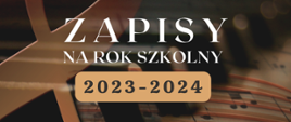 Prostokąt w odcieniach brązu i szarości. W tle karta z zapisem nutowym i duży symbol klucza wiolinowego. Na tym tle podane informacje tekstowe literami w kolorze białym. U góry: logo szkoły w formie liry i nazwą szkoły, umieszczone po lewej stronie plakatu. Centralnie u góry nazwa szkoły w pełnym brzmieniu: "Państwowa Szkoła Muzyczna I i II st. im. Karola Szymanowskiego w Zamościu. Poniżej-centralnie: Zapisy na Rok Szkolny 2023-2024. Poniżej, na szarym tle: "Dzień Otwarty Szkoły-1 kwietnia 2023, Termin składania podań - do 28 kwietnia 2023. Poniżej z prawej: "Zapraszamy!". Poniżej: "Oferujemy: darmową edukację na najwyższym poziomie - naukę gry na wielu instrumentach - indywidualne zajęcia - profesjonalną kadrę pedagogiczną - zajęcia grupowe - chór, orkiestra, zespoły kameralne - możliwość wypożyczenia instrumentów".
