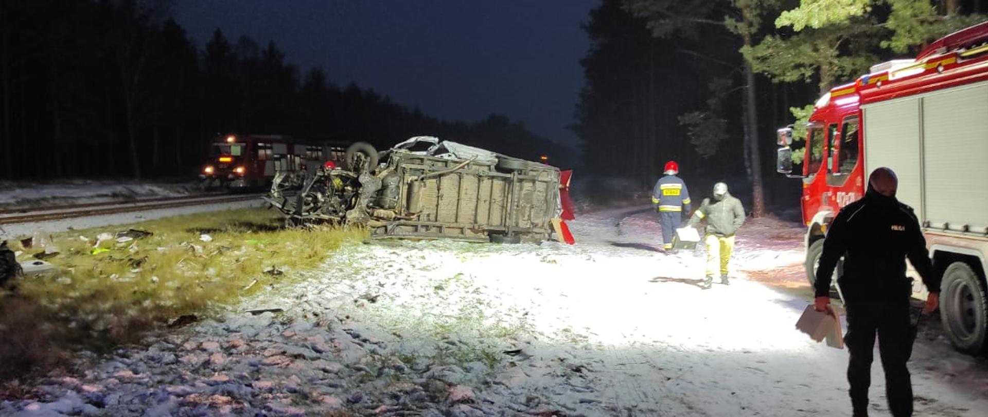 Uszkodzony pojazd na przejeździe kolejowym