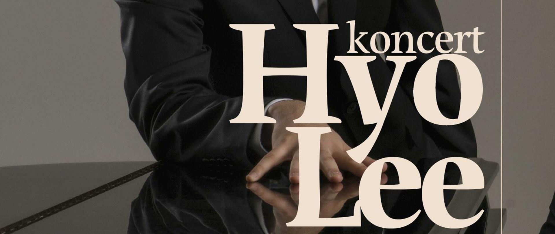 Pianista, Hyo Lee na tle fortepianu. Na plakacie data, miejsce i godzina koncertu. Na dole logo szkoły.