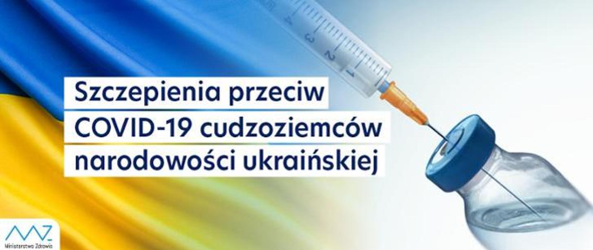 Szczepienia przeciw COVID-19 wśród uchodźców z Ukrainy. Na zdjęciu w tle widoczna niebiesko-żółta flaga Ukrainy oraz strzykawka nabierająca preparat z ampułki.