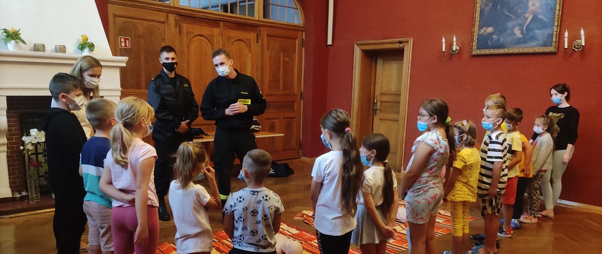 Zdjęcie przedstawia młodzież oraz strażaków podczas szkolenia oraz pokazów z ratownictwa medycznego projektu #Żyj bezpiecznie