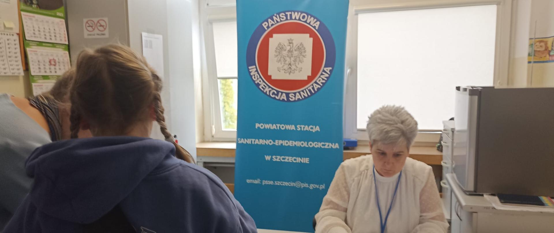 ważenie plecaków, dziecko z plecakiem 