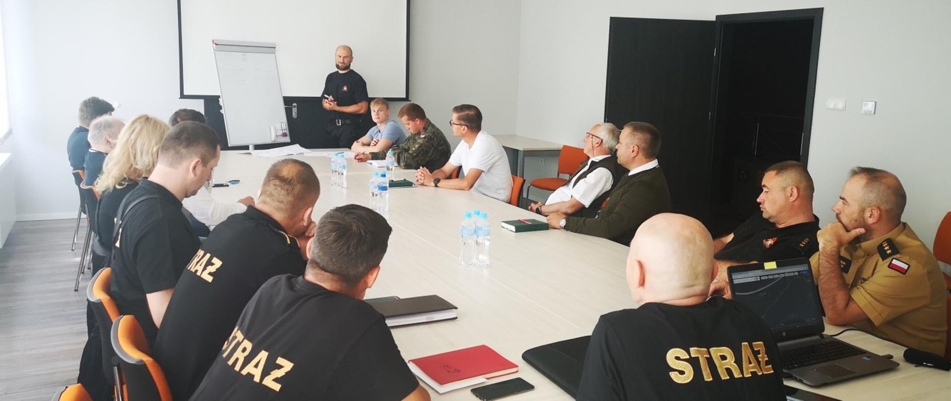 Sala Konferencyjna w KM PSP w Świnoujściu. Kadra kierownicza wraz z przedstawicielami służb, podmiotów i instytucji zaangażowanych w ćwiczenia „Las 2022”