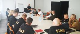 Sala Konferencyjna w KM PSP w Świnoujściu. Kadra kierownicza wraz z przedstawicielami służb, podmiotów i instytucji zaangażowanych w ćwiczenia „Las 2022”
