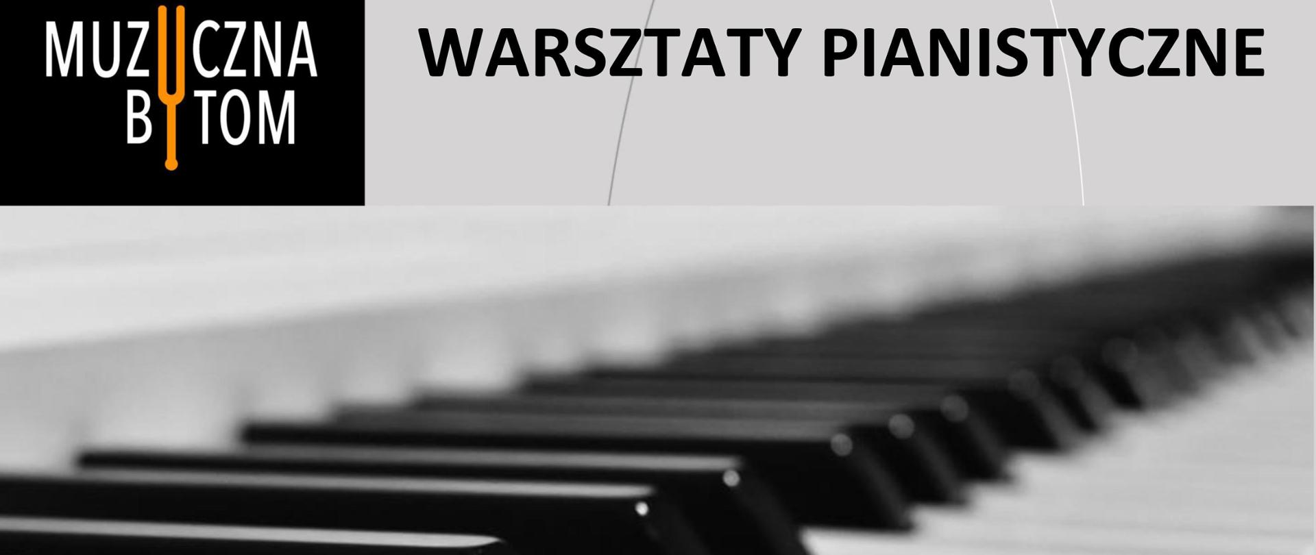 Plakat. Po lewej stronie na czarnym tle logotypy szkoły, dane teleadresowe. Po prawej stronie na szarym tle dane dot. warsztatów pianistycznych , termin, miejsce, podział godzinowy. W górnej części plakatu w poziomie klawiatura fortepianowa.