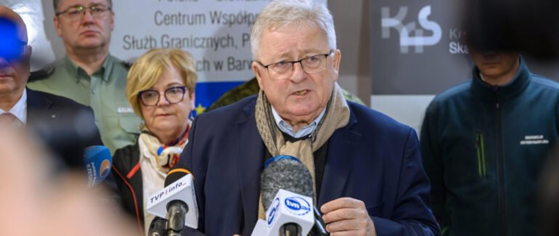 Zdjęcie przedstawia ministra rolnictwa i rozwoju wsi Czesława Siekierskiego podczas konferencji prasowej