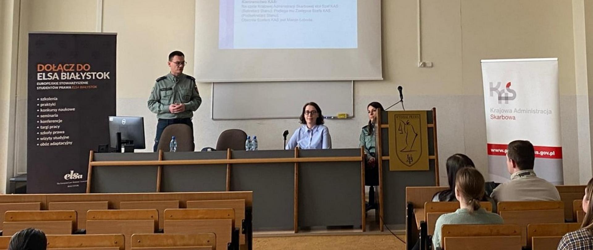 Przedstawiciele KAS podczas prelekcji