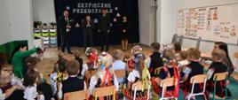 Kluczowe zasady bezpiecznego poruszania się po drogach poznały dzieci z Niepublicznego Przedszkola „Hania" w Zakrzewie koło Radomia. Wicewojewoda Mazowiecki Patryk Fajdek oraz Mazowiecki Wojewódzki Inspektor Transportu Drogowego Zbigniew Kapciak wraz ze swoim I Zastępcą Marcinem Ciężkowskim zainaugurowali akcję „Odblaskowa drużyna". 