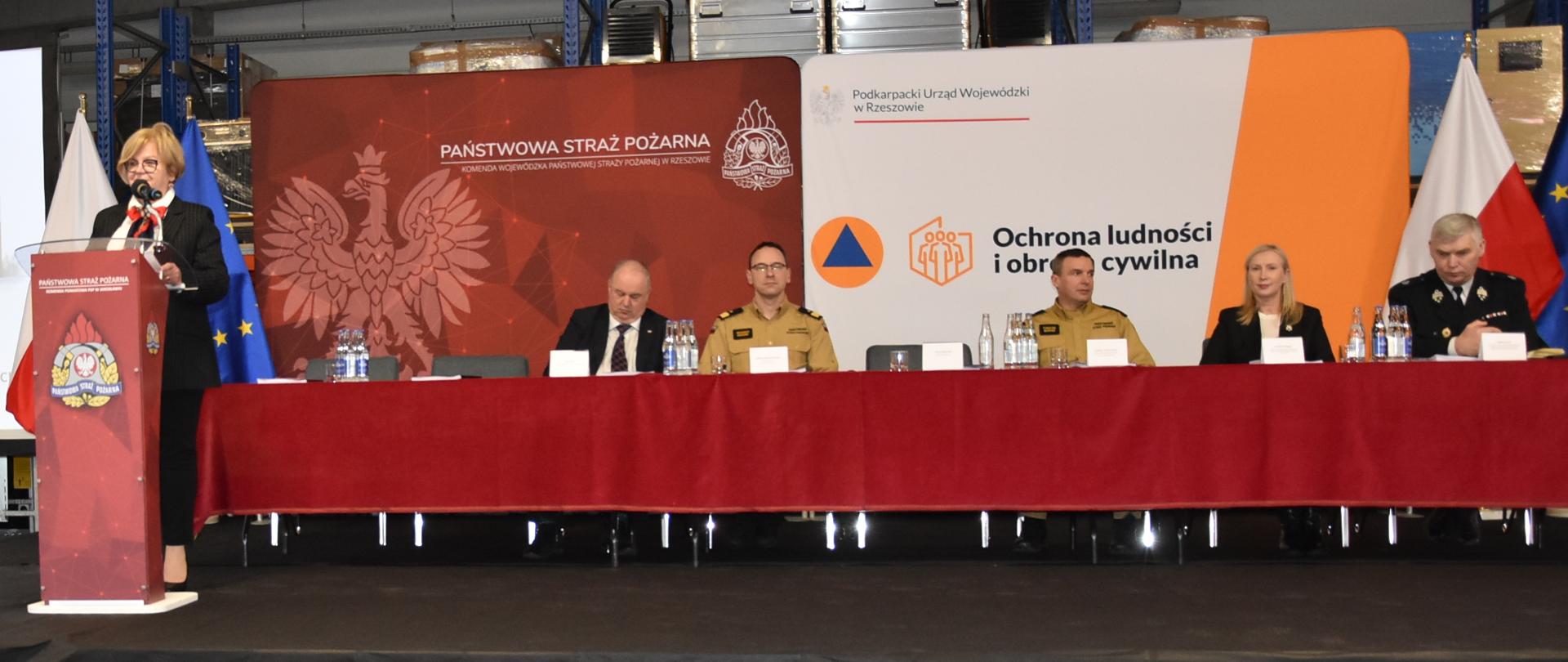 Narada kadry kierowniczej Państwowej Straży Pożarnej podczas wystąpienia prelegenta przy stole prezydialnym