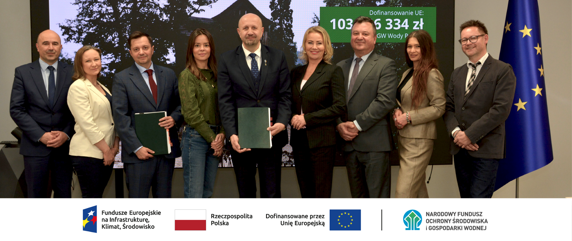 Zdjęcie grupowe. Na zdjęciu m.in. Robert Gajda, zastępca prezesa zarządu NFOŚiGW, Mateusz Balcerowicz, prezes Państwowego Gospodarstwa Wodnego Wody Polskie, Aleksandra Leo oraz Izabela Bodnar posłanki na Sejm RP. Od lewej ciąg logotypów: Fundusze Europejskie dla Polski Wschodniej, flaga Rzeczypospolita Polska, UE i Dofinansowane przez UE, NFOŚiGW.