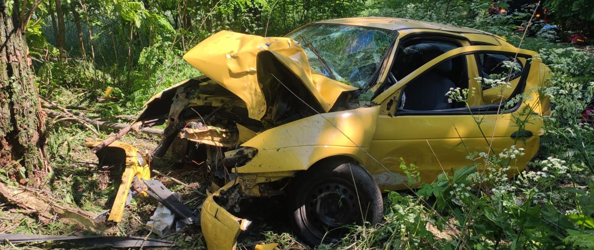 Na zdjęciu widać rozbity pojazd osobowy 