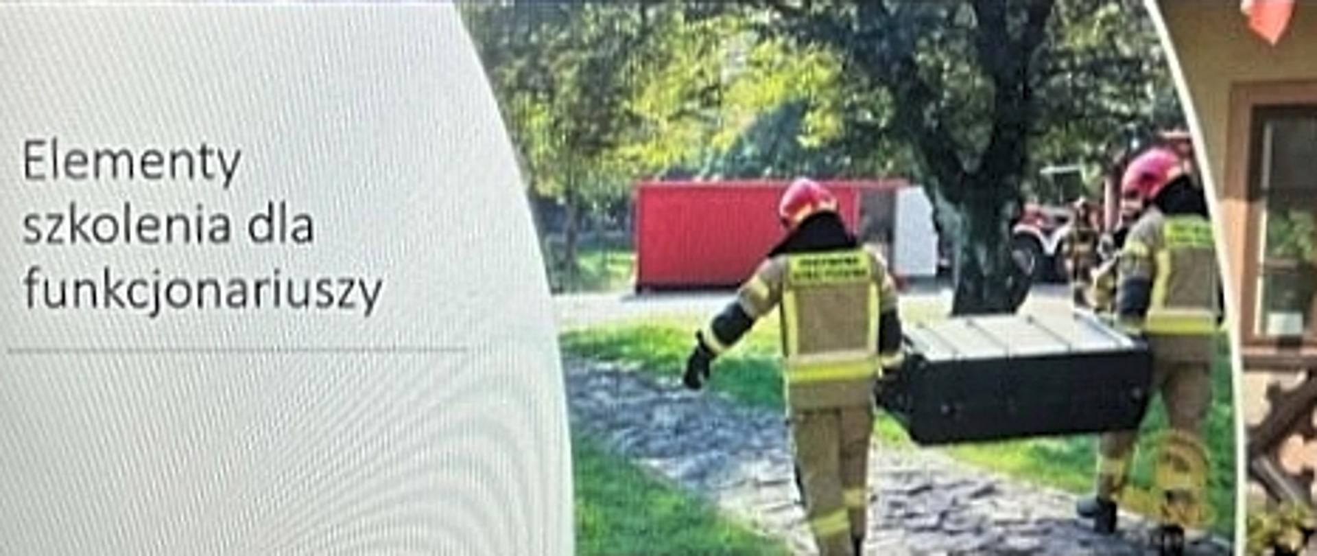 Widok monitora ze stroną prezentacji o treści: "Elementy szkolenia dla funkcjonariuszy" . Nad stroną tytułową prezentacji widocznych jest oficer PSP prowadzący webinarium i inicjały uczestników. 