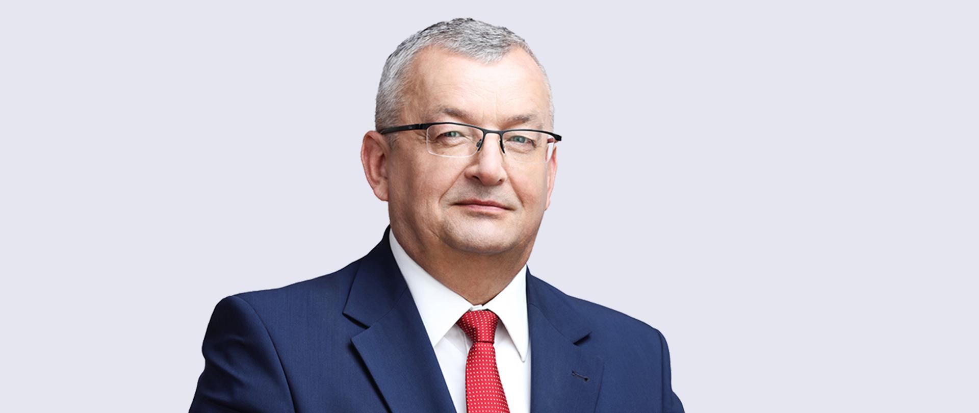 Zdjęcie portretowe ministra infrastruktury Andrzeja Adamczyka