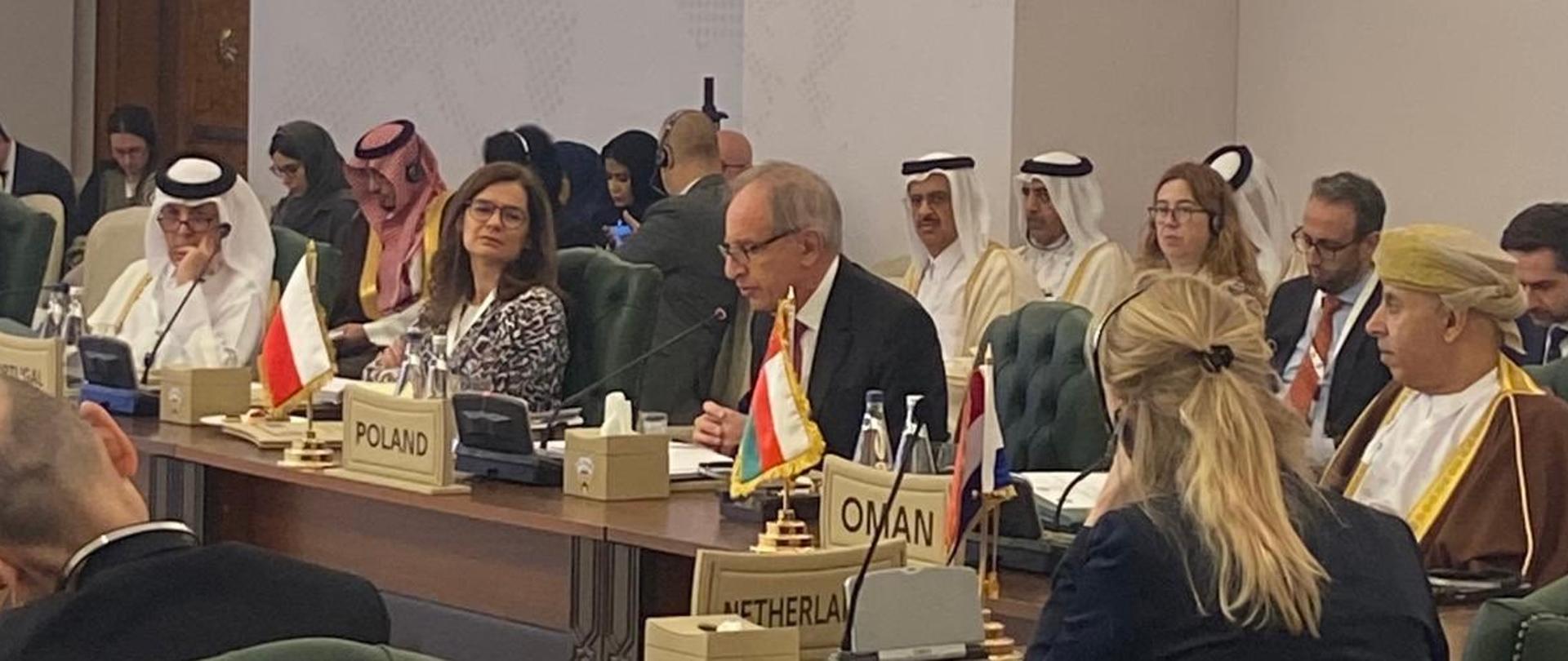 Min. Bartoszewski przemawia na forum