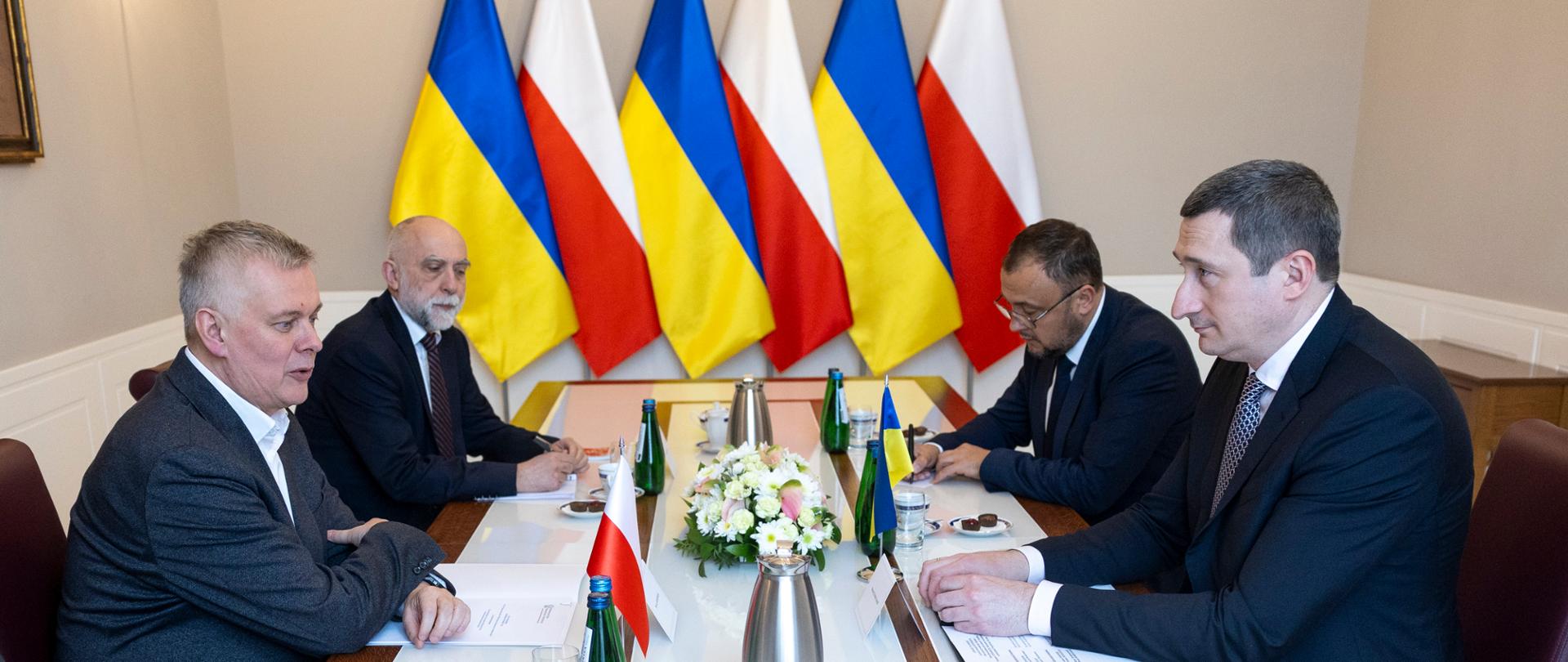 Spotkanie urzędników przy stole konferencyjnym.