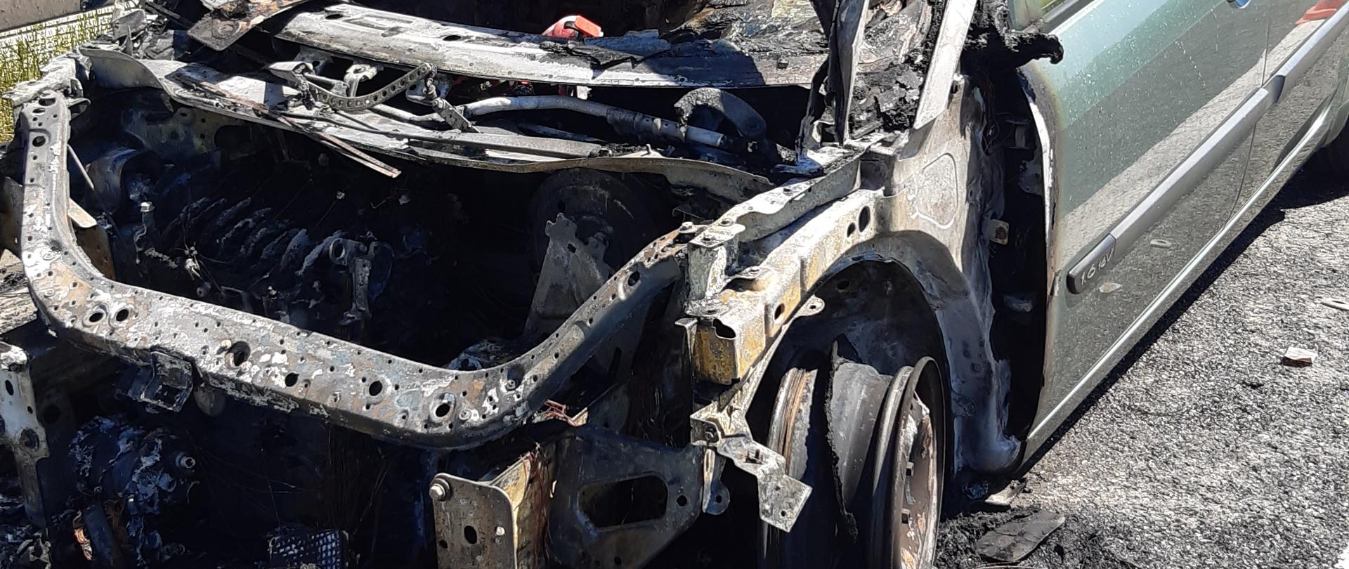 Na zdjęciu widoczny samochód osobowy ze spaloną komorą silnika. Komora silnika całkowicie spalona.