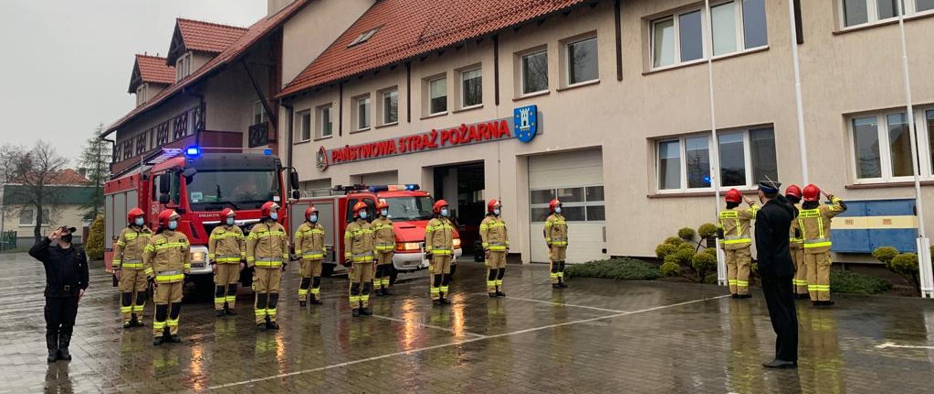 Pleszewscy strażacy podczas uroczystego podniesienia flagi państwowej