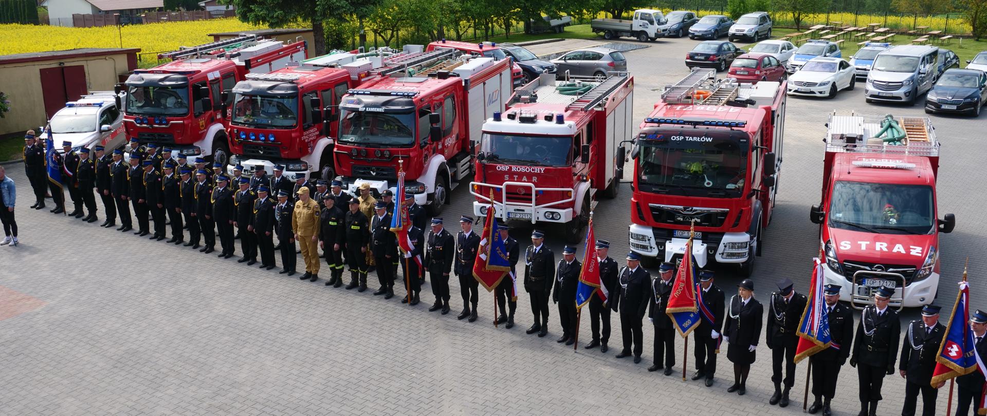Zdjęcie przedstawia pododdział strażaków PSP oraz OSP biorących udział w powiatowych obchodach dnia strażaka 