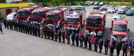 Zdjęcie przedstawia pododdział strażaków PSP oraz OSP biorących udział w powiatowych obchodach dnia strażaka 