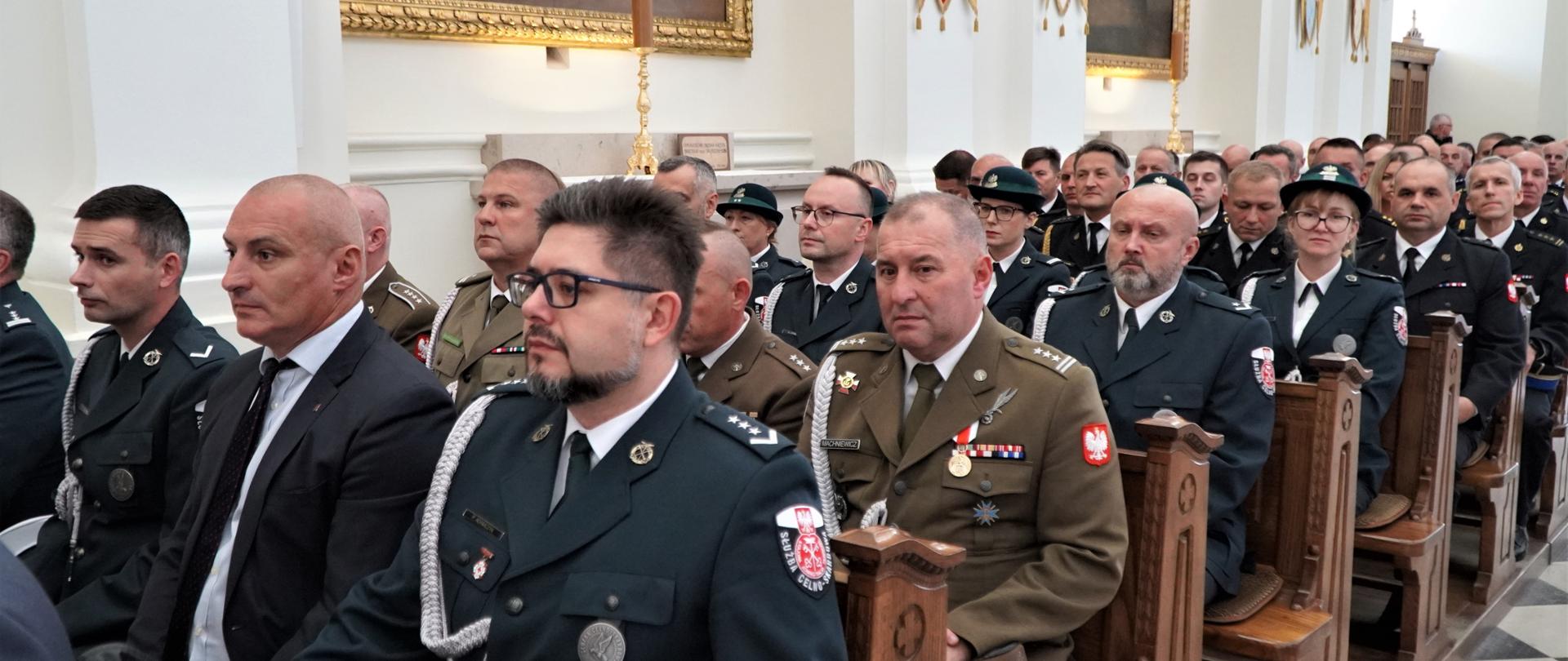 W kościele w ławkach siedzą funkcjonariusze