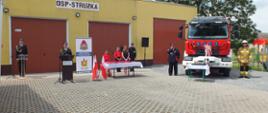 Zdjęcie przedstawia st. bryg. Janusza Drozdę – Zastępcę Lubuskiego Komendanta Wojewódzkiego Państwowej Straży Pożarnej w Gorzowie Wlkp. na tle jednostki Ochotniczej Straży Pożarnej w Strużce oraz nowego samochodu.