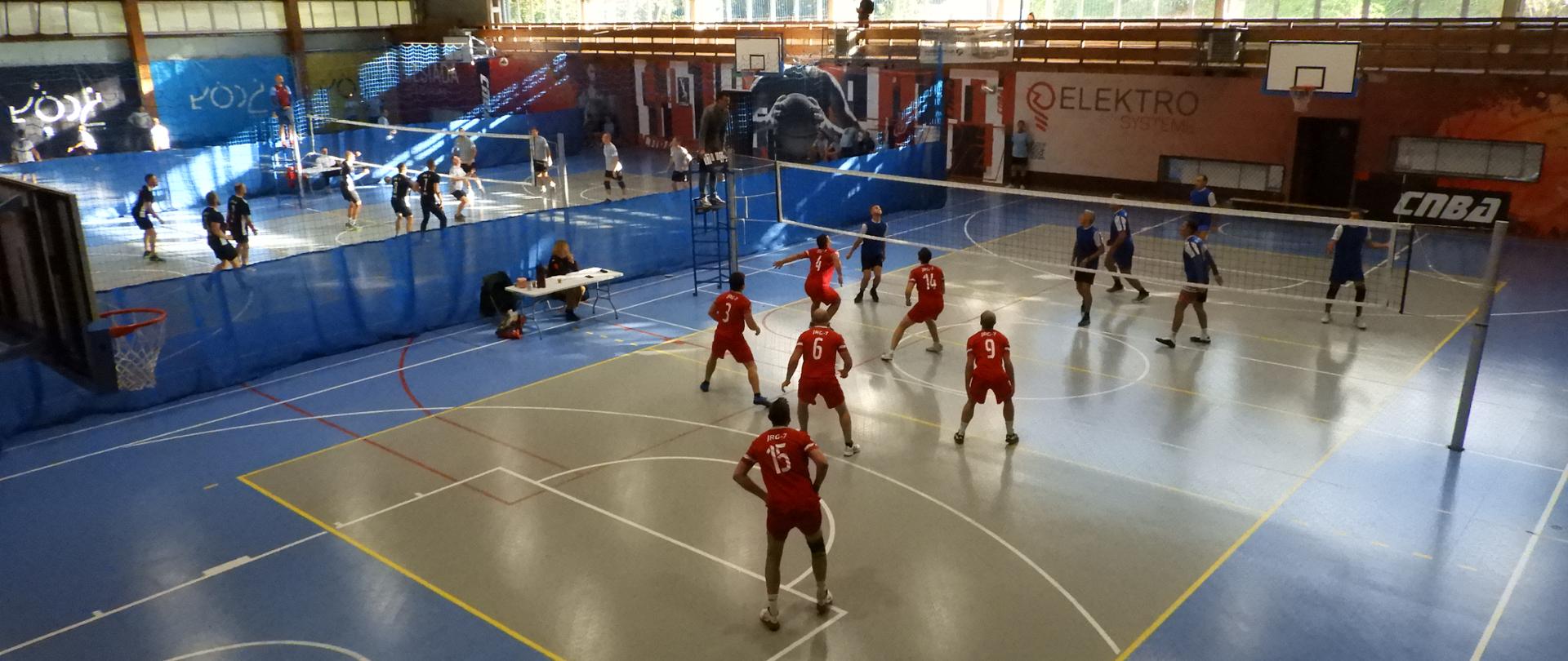 Widok z góry dwóch boisk do siatkówki na której rozgrywane są zawody