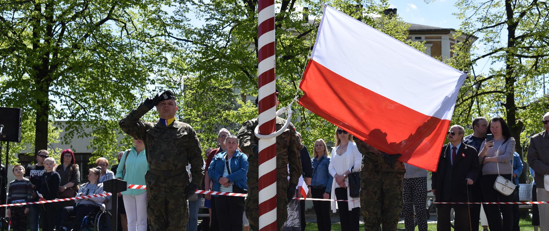 Wciągnięcie flagi na maszt 