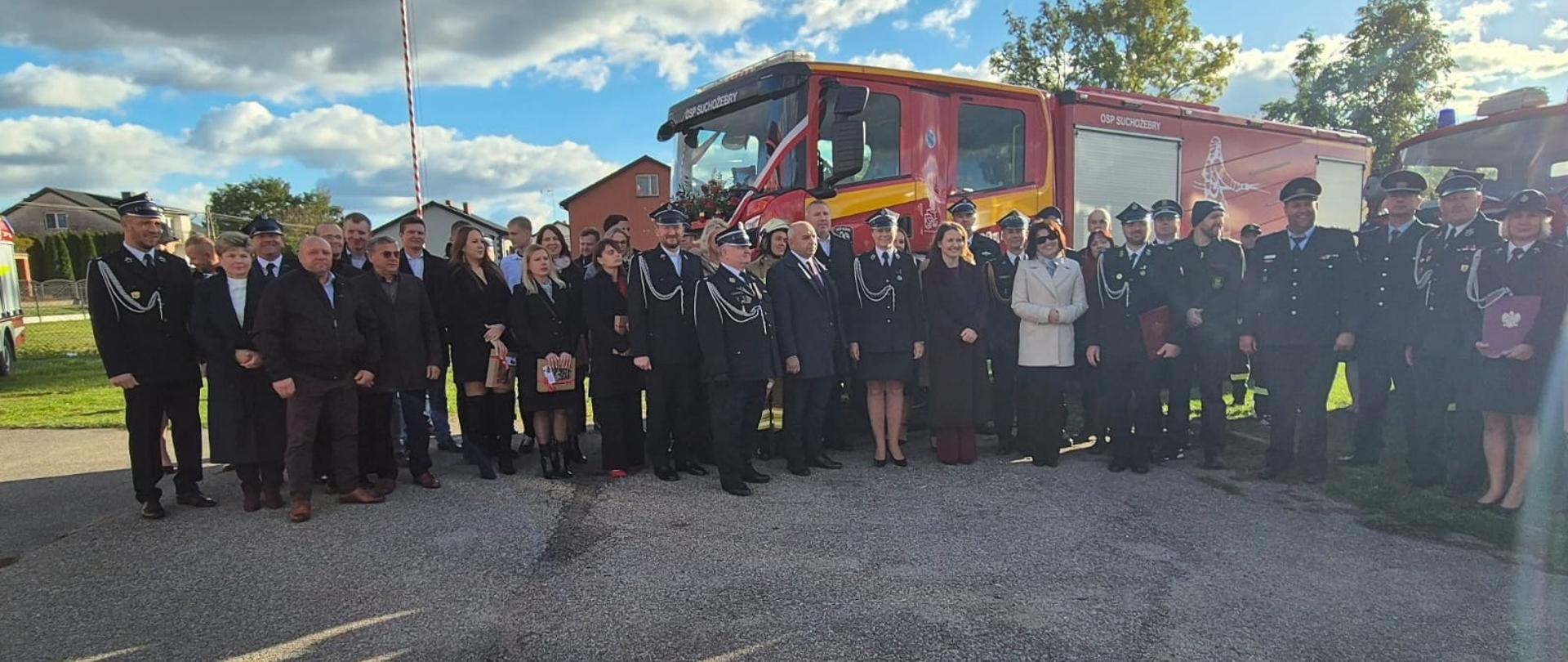 Uroczyste przekazanie samochodu dla OSP Suchożebry