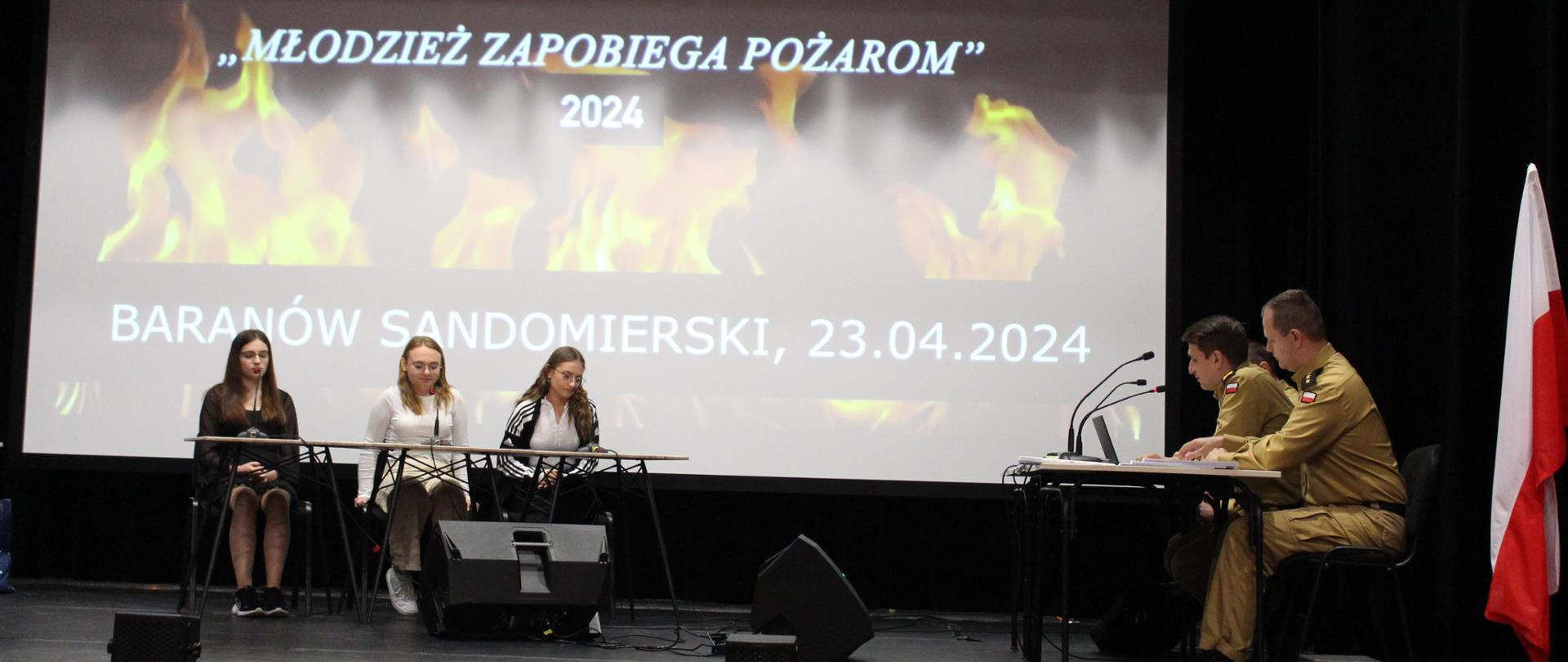 Uczniowie odpowiadają na pytania przed komisją 