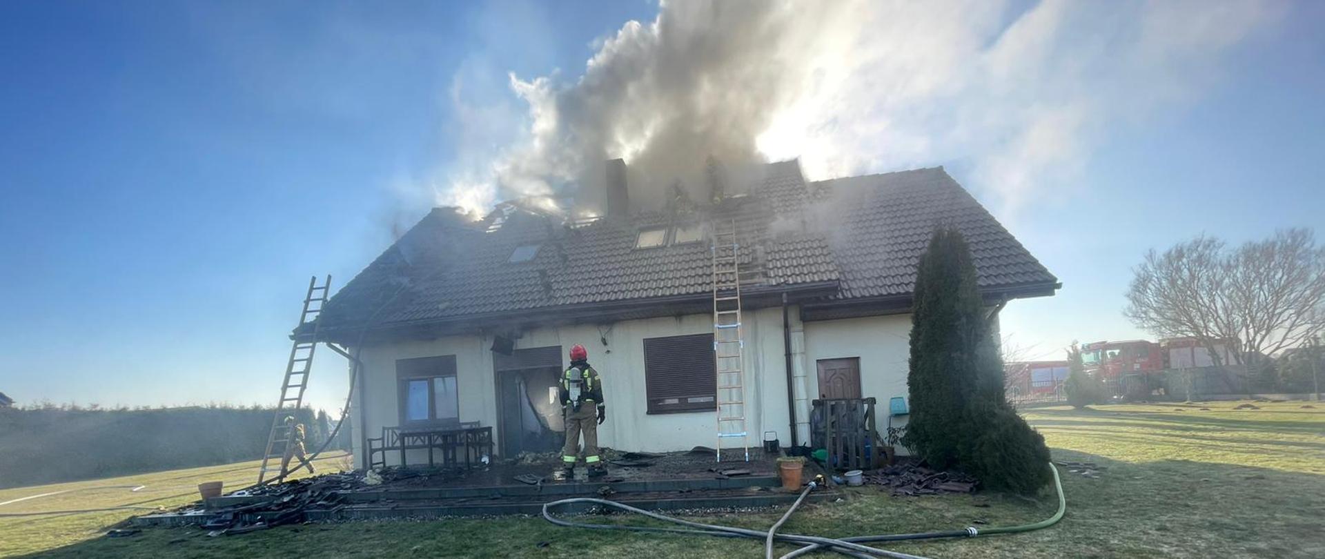 Pożar domu jednorodzinnego w Białuniu, gm. Goleniów.