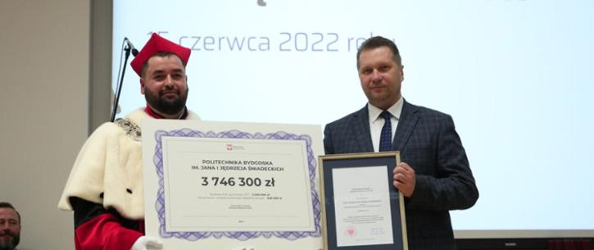 Dwóch mężczyzn stojących z czekiem