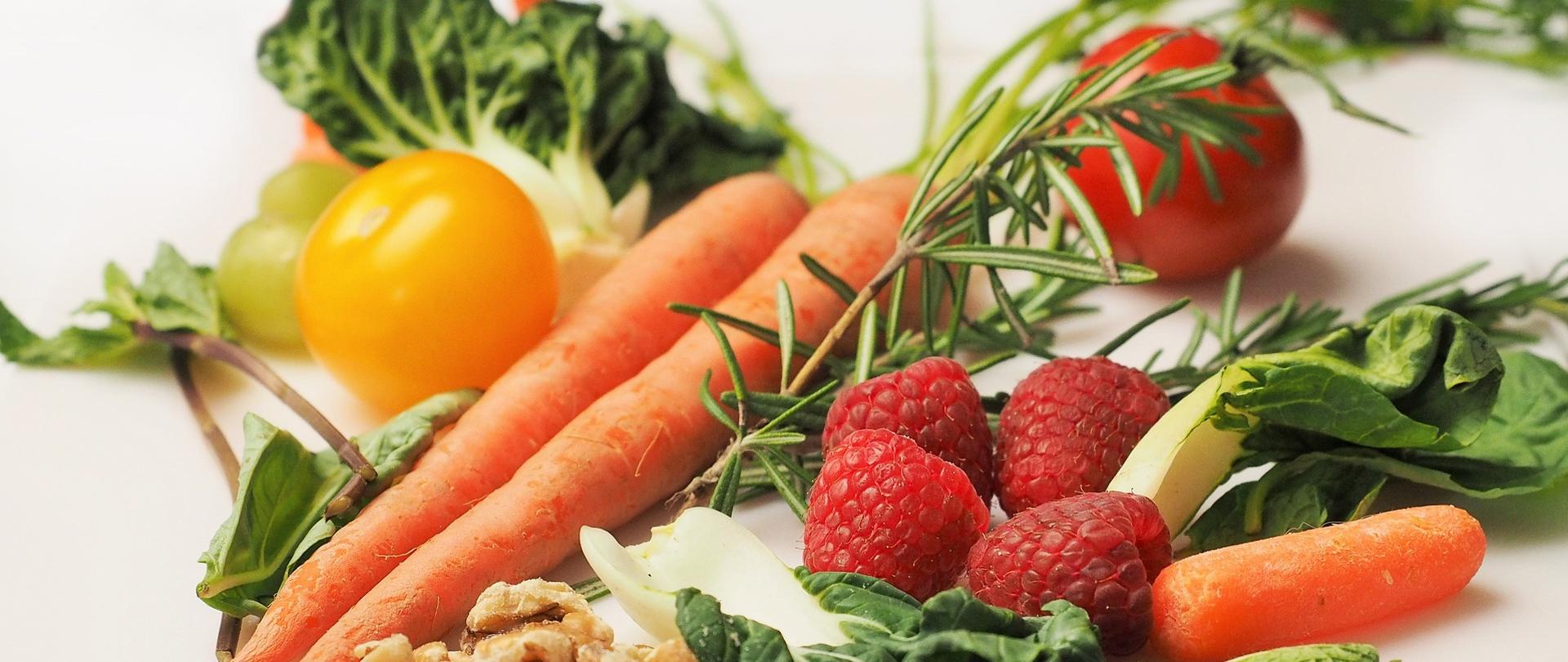 świeże owoce i warzywa - marchewki, maliny, pomidory, świeże zioła