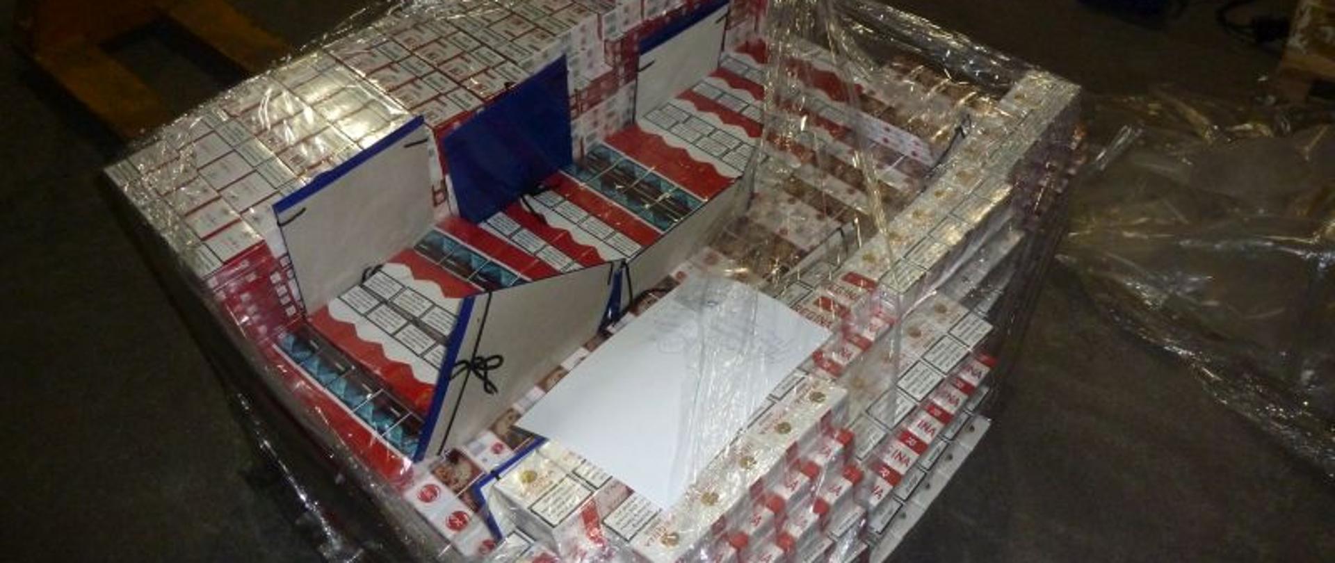 Na palecie pakiety papierosów zabezpieczone podczas kontroli.