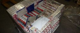 Na palecie pakiety papierosów zabezpieczone podczas kontroli.